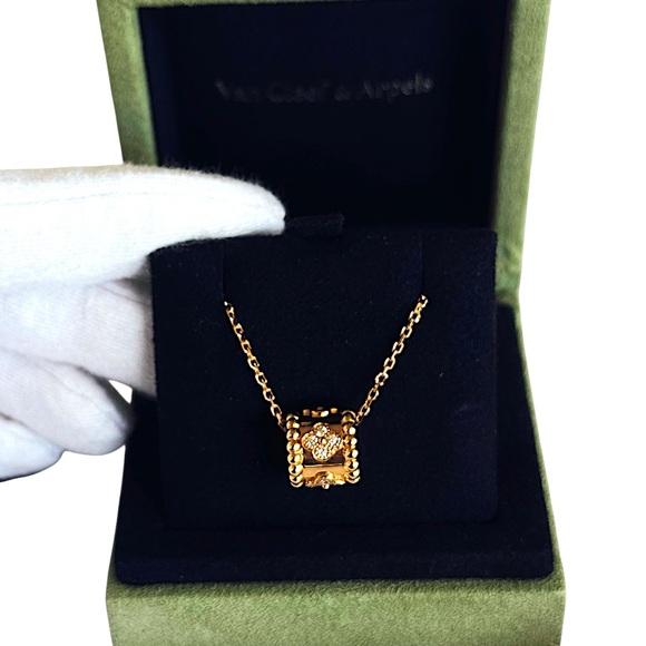 ❌𝐬𝐨𝐥𝐝❌𝐕𝐀𝐍 𝐂𝐋𝐄𝐄𝐅 & 𝐀𝐑𝐏𝐄𝐋 Perlee Diamonds Gold Pendant Necklace With Chain - Picture 3 of 6